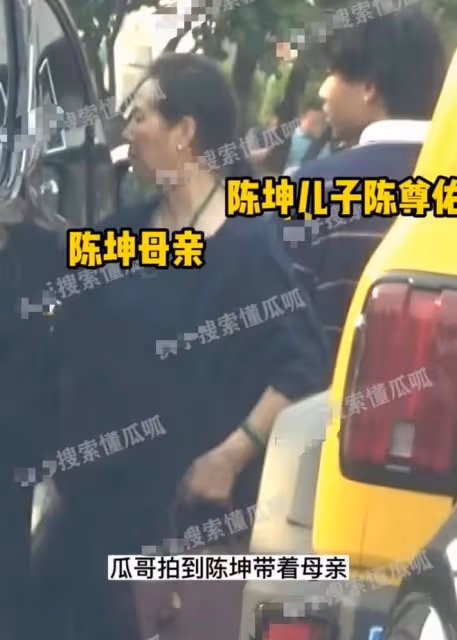 曝陳坤又秘密生倆兒子,攜一家六口開心出行,本人火速回應引熱議