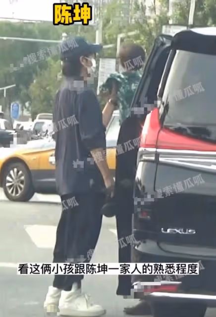 曝陳坤又秘密生倆兒子,攜一家六口開心出行,本人火速回應引熱議