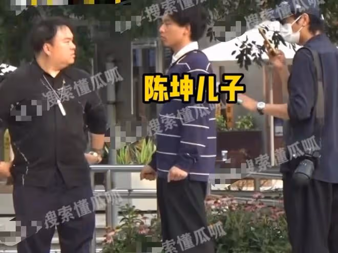 曝陳坤又秘密生倆兒子,攜一家六口開心出行,本人火速回應引熱議
