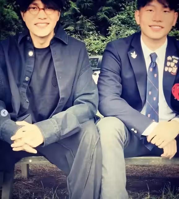 曝陳坤又秘密生倆兒子,攜一家六口開心出行,本人火速回應引熱議