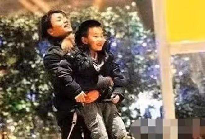 曝陳坤又秘密生倆兒子,攜一家六口開心出行,本人火速回應引熱議
