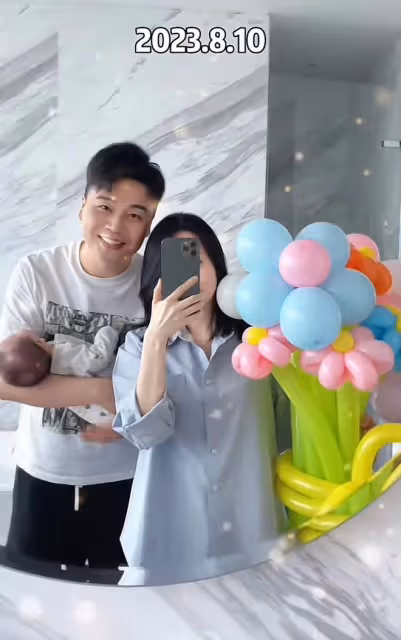 沈濤曬全家福!老婆罕見出鏡高顏值獲贊,夫妻倆甜蜜相依顯幸福