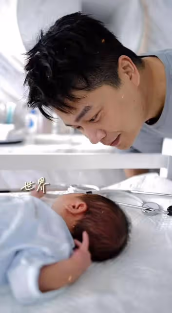 沈濤曬全家福!老婆罕見出鏡高顏值獲贊,夫妻倆甜蜜相依顯幸福