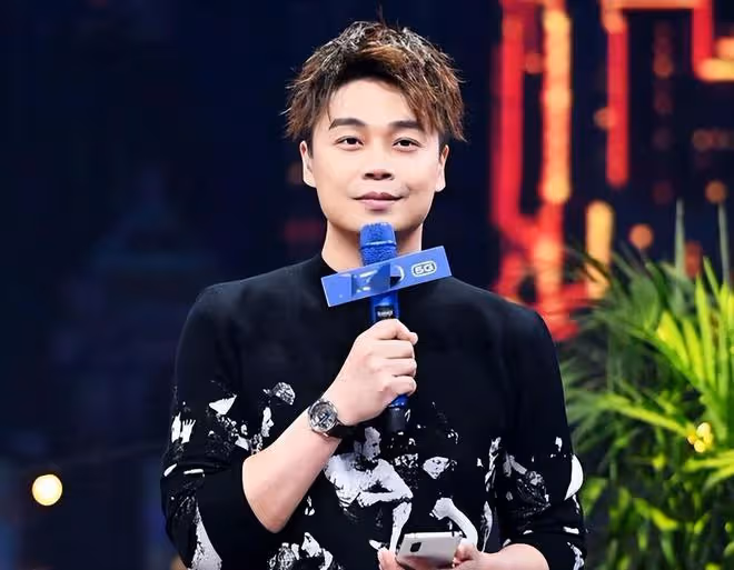 沈濤曬全家福!老婆罕見出鏡高顏值獲贊,夫妻倆甜蜜相依顯幸福