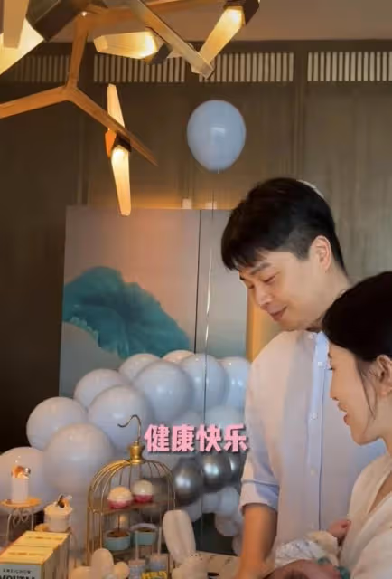 沈濤曬全家福!老婆罕見出鏡高顏值獲贊,夫妻倆甜蜜相依顯幸福