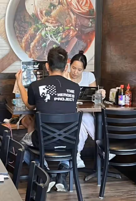 任賢齊一家三口現身美國,吃人均70多小店,18歲女兒高挑氣質出眾