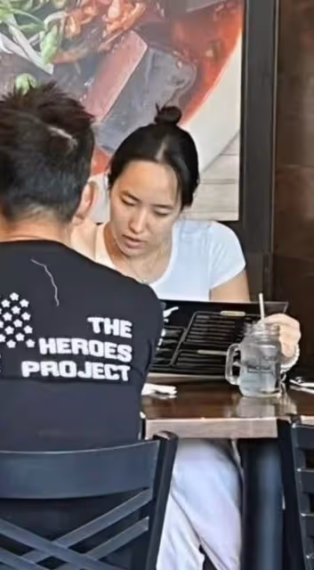 任賢齊一家三口現身美國,吃人均70多小店,18歲女兒高挑氣質出眾