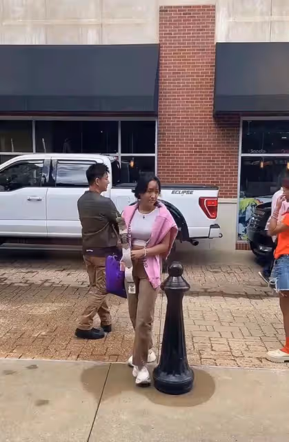 任賢齊一家三口現身美國,吃人均70多小店,18歲女兒高挑氣質出眾
