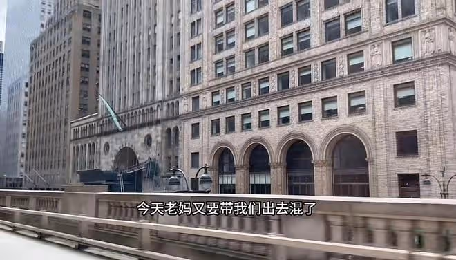 57歲戲骨祖孫三代游聯合國,吃盒飯直呼莫大榮幸,妻女顏值太驚艷