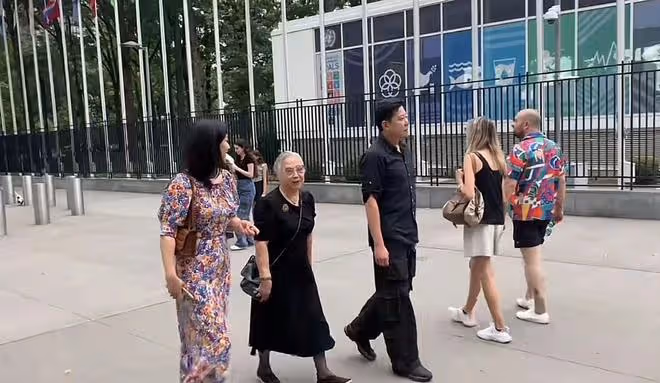 57歲戲骨祖孫三代游聯合國,吃盒飯直呼莫大榮幸,妻女顏值太驚艷