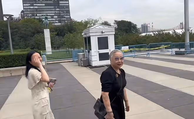 57歲戲骨祖孫三代游聯合國,吃盒飯直呼莫大榮幸,妻女顏值太驚艷