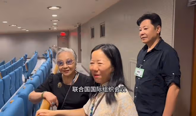 57歲戲骨祖孫三代游聯合國,吃盒飯直呼莫大榮幸,妻女顏值太驚艷