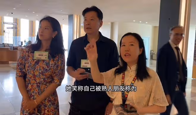 57歲戲骨祖孫三代游聯合國,吃盒飯直呼莫大榮幸,妻女顏值太驚艷