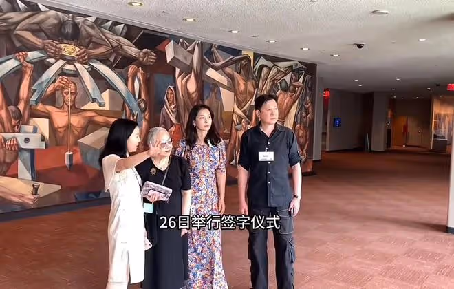 57歲戲骨祖孫三代游聯合國,吃盒飯直呼莫大榮幸,妻女顏值太驚艷