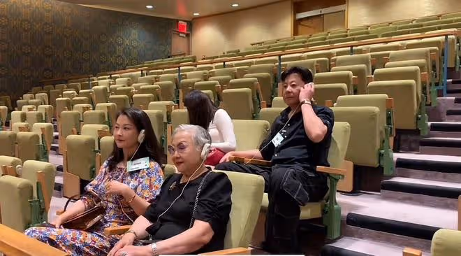 57歲戲骨祖孫三代游聯合國,吃盒飯直呼莫大榮幸,妻女顏值太驚艷