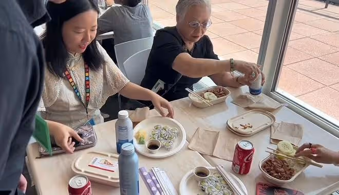 57歲戲骨祖孫三代游聯合國,吃盒飯直呼莫大榮幸,妻女顏值太驚艷