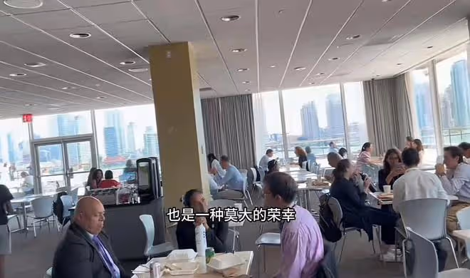 57歲戲骨祖孫三代游聯合國,吃盒飯直呼莫大榮幸,妻女顏值太驚艷