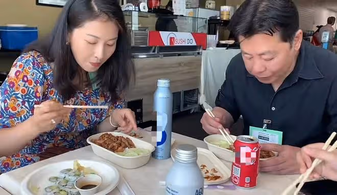 57歲戲骨祖孫三代游聯合國,吃盒飯直呼莫大榮幸,妻女顏值太驚艷