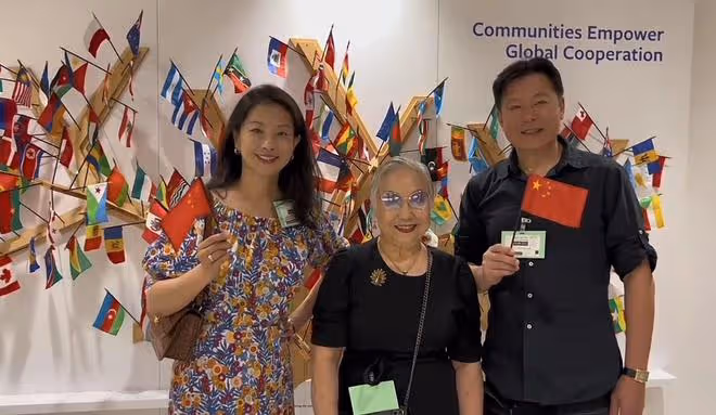 57歲戲骨祖孫三代游聯合國,吃盒飯直呼莫大榮幸,妻女顏值太驚艷