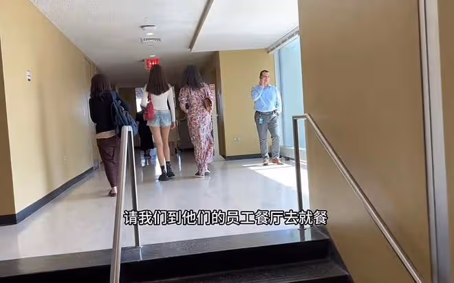 57歲戲骨祖孫三代游聯合國,吃盒飯直呼莫大榮幸,妻女顏值太驚艷