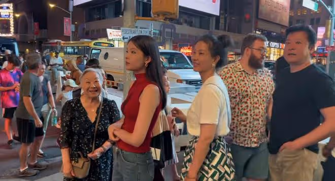 57歲戲骨祖孫三代游聯合國,吃盒飯直呼莫大榮幸,妻女顏值太驚艷