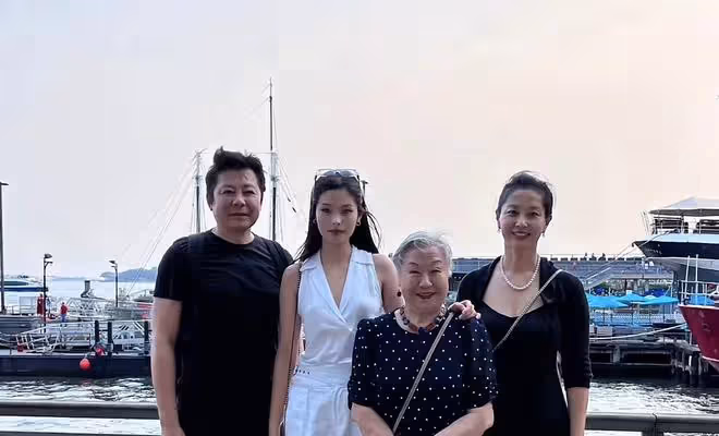 57歲戲骨祖孫三代游聯合國,吃盒飯直呼莫大榮幸,妻女顏值太驚艷
