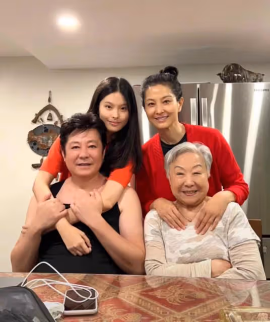 57歲戲骨祖孫三代游聯合國,吃盒飯直呼莫大榮幸,妻女顏值太驚艷
