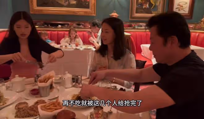 57歲戲骨祖孫三代游聯合國,吃盒飯直呼莫大榮幸,妻女顏值太驚艷