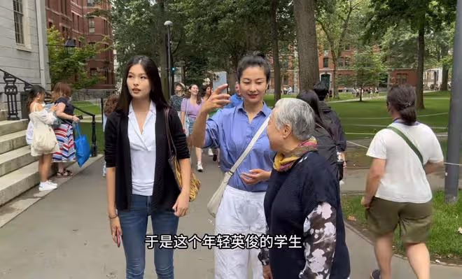 57歲戲骨祖孫三代游聯合國,吃盒飯直呼莫大榮幸,妻女顏值太驚艷