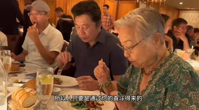 57歲戲骨祖孫三代游聯合國，吃盒飯直呼莫大榮幸，妻女顏值太驚艷