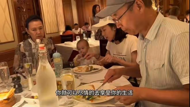 57歲戲骨祖孫三代游聯合國，吃盒飯直呼莫大榮幸，妻女顏值太驚艷