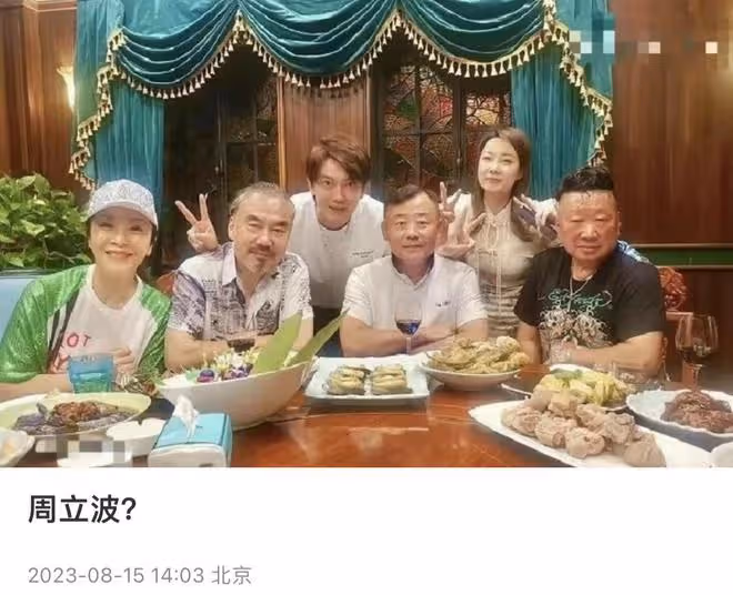 56歲周立波豪宅內吃大餐!頭髮稀疏老得大變樣,曝定居美國已6年