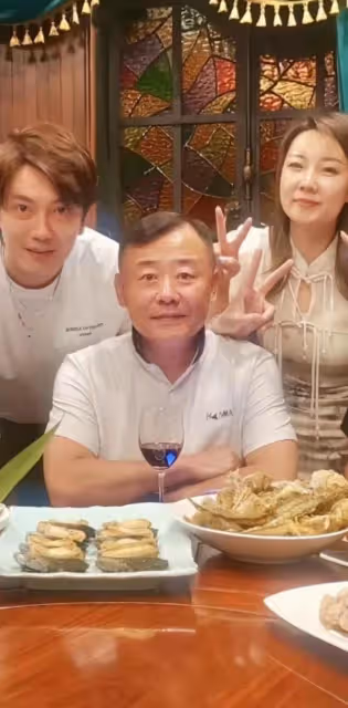 56歲周立波豪宅內吃大餐!頭髮稀疏老得大變樣,曝定居美國已6年