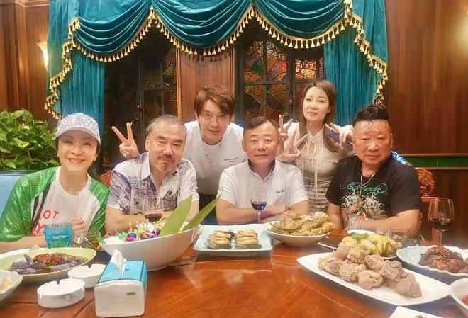 56歲周立波豪宅內吃大餐!頭髮稀疏老得大變樣,曝定居美國已6年