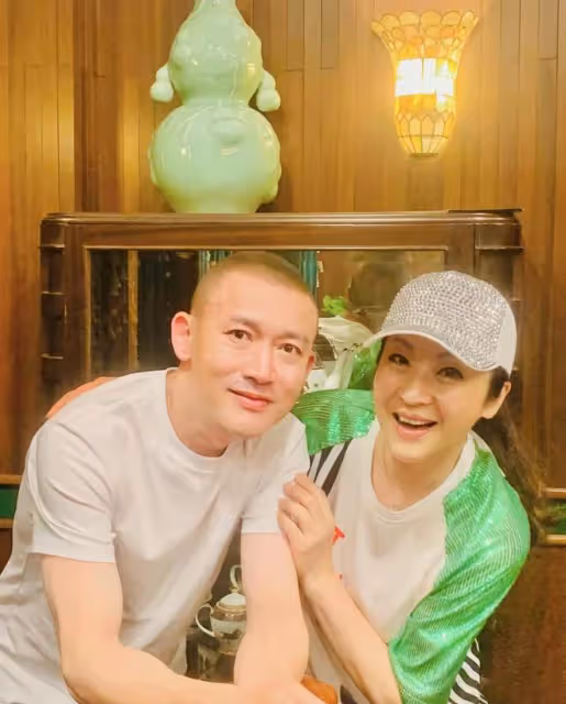 56歲周立波豪宅內吃大餐!頭髮稀疏老得大變樣,曝定居美國已6年