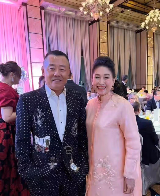 56歲周立波豪宅內吃大餐!頭髮稀疏老得大變樣,曝定居美國已6年