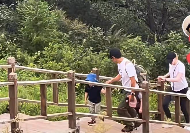 撒貝寧一家四口張家界登山！老婆長腿吸睛，倆混血娃白皮凹眼似媽
