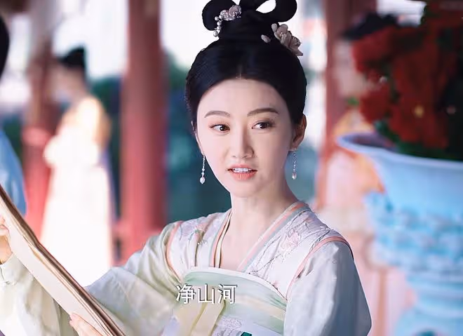 《灼灼風流》首播,馮紹峰臉龐浮腫狀態差?景甜演甜美女官,好颯