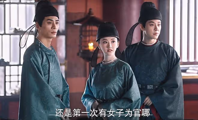 《灼灼風流》首播,馮紹峰臉龐浮腫狀態差?景甜演甜美女官,好颯