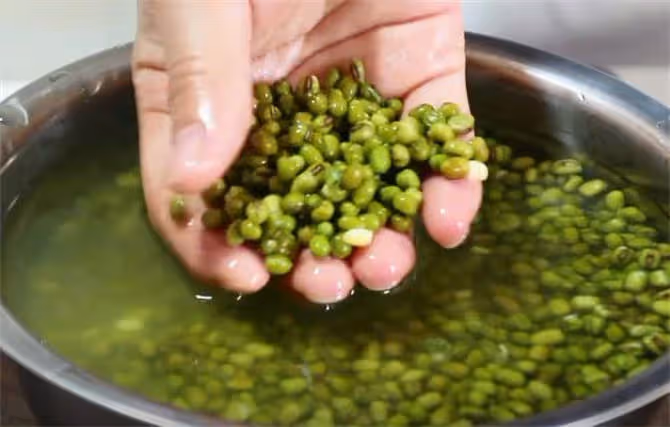 煮綠豆沙不要只放水,教你一招,綠豆更容易起沙,香甜可口又解暑