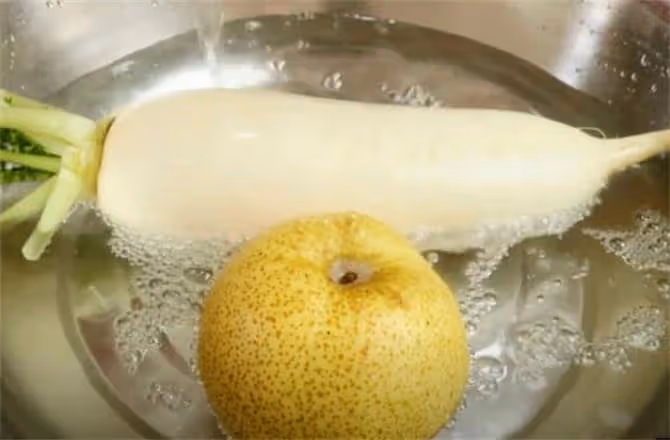 這才是白蘿蔔梨水的正確做法,香甜營養好喝,潤肺止咳,非常管用
