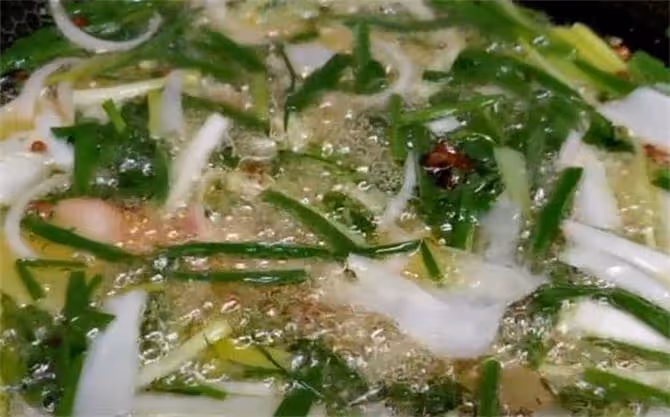 飯店的蔥油如何熬制的?終於明白廚師炒菜為什麼香了,拌啥都好吃