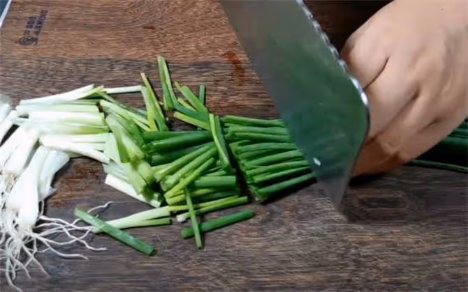 飯店的蔥油如何熬制的?終於明白廚師炒菜為什麼香了,拌啥都好吃