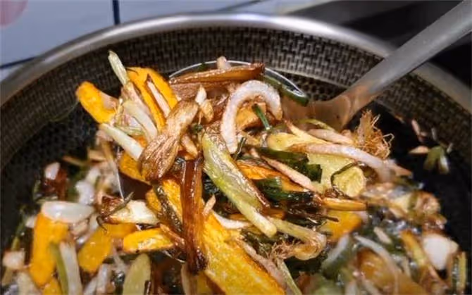 飯店的蔥油如何熬制的?終於明白廚師炒菜為什麼香了,拌啥都好吃