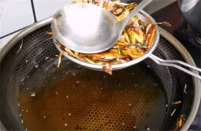飯店的蔥油如何熬制的？終於明白廚師炒菜為什麼香了，拌啥都好吃