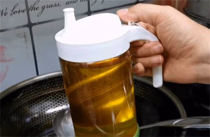 飯店的蔥油如何熬制的？終於明白廚師炒菜為什麼香了，拌啥都好吃