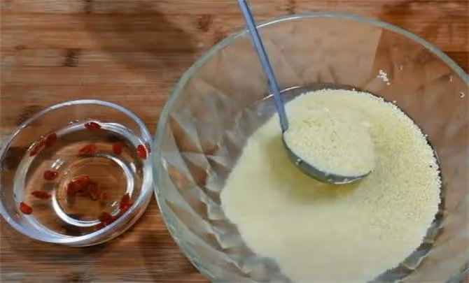 小米粥怎麼熬出米油?飯店大廚教你一個詳細的做法,建議收藏