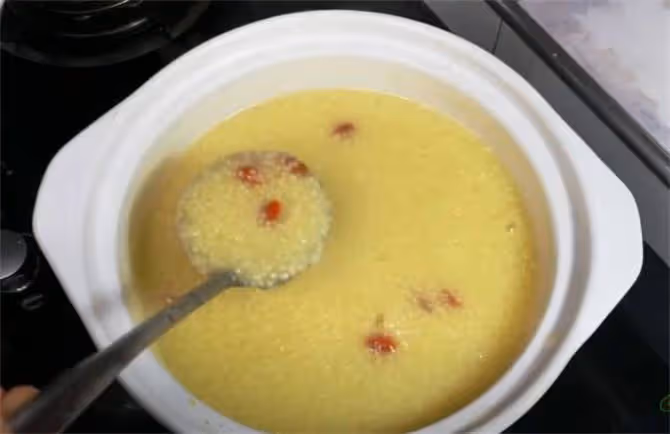 小米粥怎麼熬出米油？飯店大廚教你一個詳細的做法，建議收藏