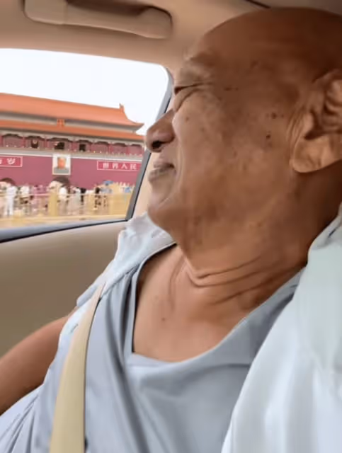 凌峰時隔十年重回北京,微笑揮手感慨良多,與嫩妻賀順順已無聯繫