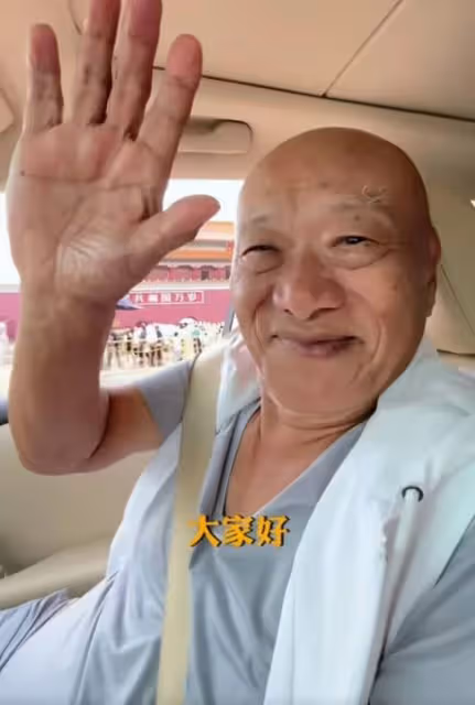 凌峰時隔十年重回北京,微笑揮手感慨良多,與嫩妻賀順順已無聯繫